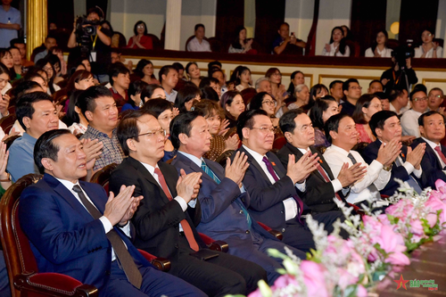 Chủ tịch Quốc hội dự Chương trình nghệ thuật 'Vinh quang Tổ quốc Việt Nam'