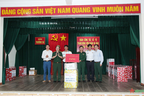 Ủy ban Dân số, gia đình và trẻ em Bộ Quốc phòng thăm, tặng quà trên quần đảo Trường Sa, nhà giàn DK1