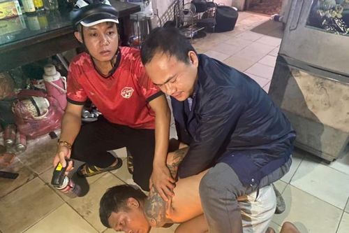 Vây bắt 'con nghiện' mang lệnh truy nã lúc nửa đêm