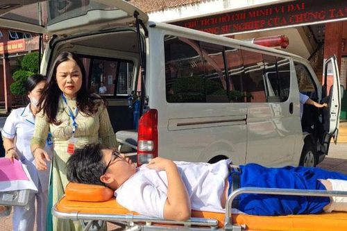 Tiếp sức sĩ tử Quảng Trị 'vượt vũ môn' vào lớp 10 trong ngày nắng đổ lửa