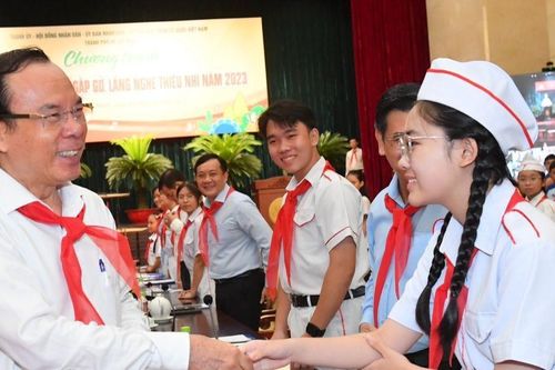 Bí thư Thành ủy TPHCM Nguyễn Văn Nên lắng nghe thiếu nhi