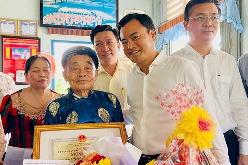 Phó Chủ tịch UBND TPHCM Bùi Xuân Cường thăm, chúc thọ người cao tuổi