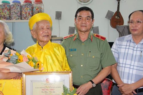 Thiếu tướng Lê Hồng Nam thăm, chúc thọ các cụ cao tuổi