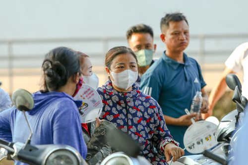 Bố thợ hồ đến trường thi xây tương lai cùng con