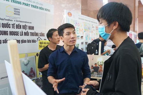 Sinh viên tìm hiểu việc làm về phát triển bền vững