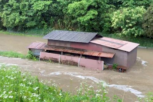 Bão Mawar gây mưa lớn, Nhật Bản kêu gọi cảnh giác cao độ