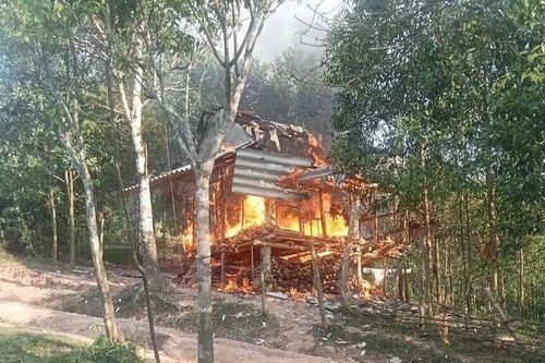 Đồn Biên phòng cửa khẩu quốc tế La Lay giúp nhân dân khắc phục hậu quả hỏa hoạn