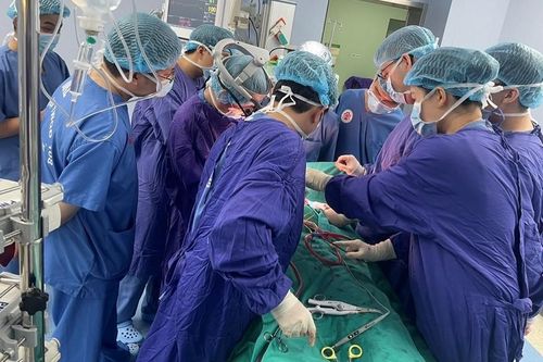 Người phụ nữ có khối u tuyến giáp khổng lồ