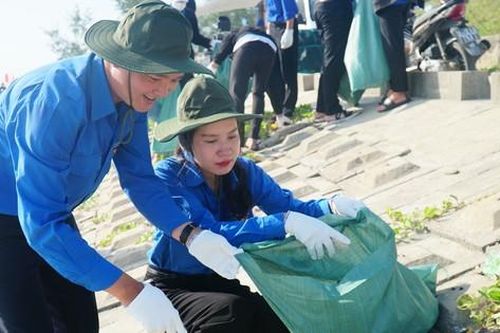 Tuổi trẻ TT-Huế làm sạch bãi biển, chống rác thải nhựa