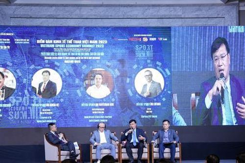 Ba đội bóng 'cày' một sân và bài toán kiếm tiền của thể thao Việt Nam