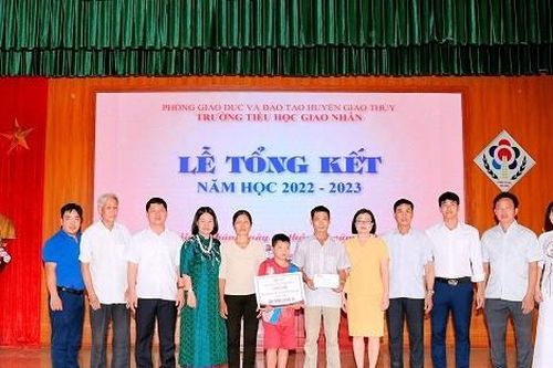 Trao hơn 36 triệu đồng đến gia đình có 2 bố con cùng mắc bạo bệnh