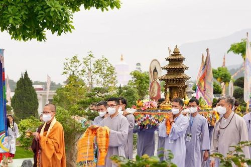Nhiều hoạt động đặc sắc mừng Phật đản tại Đại Bảo tháp Mandala Tây Thiên