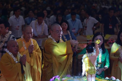 Hàng nghìn người tham gia đại lễ Phật Đản ở chùa Tam Chúc