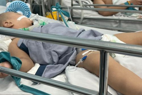 Cạn thuốc điều trị tay chân miệng nặng, TP.HCM 'cầu cứu' Bộ Y tế
