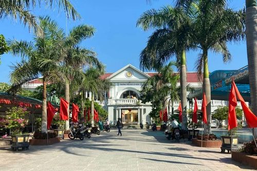 Tivi ở nhà hỏng, hiệu trưởng mượn của trường về dùng suốt 1 tháng