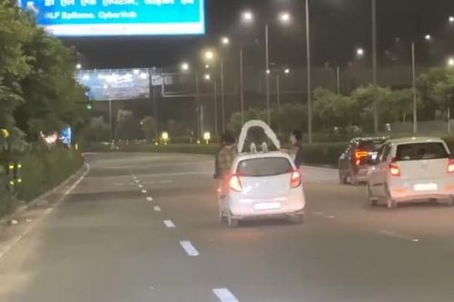 Nhóm thanh niên uống rượu, chống đẩy trên nóc ô tô đang chạy