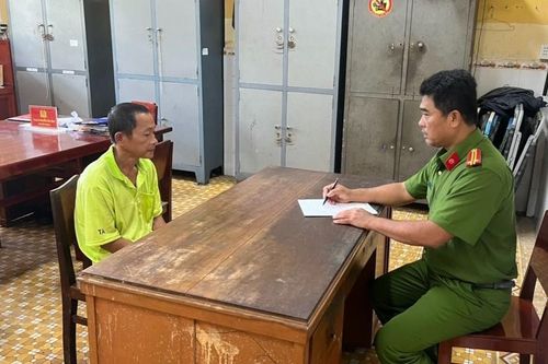 Bắt người đàn ông đánh vợ giữa đường