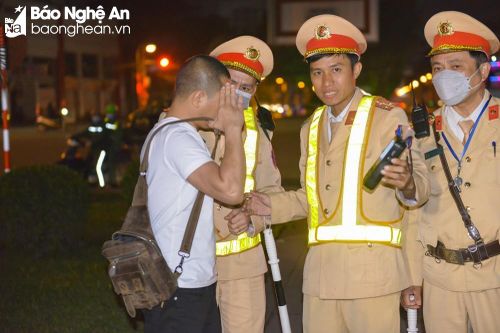 Xử lý nghiêm hành vi chống đối cảnh sát giao thông