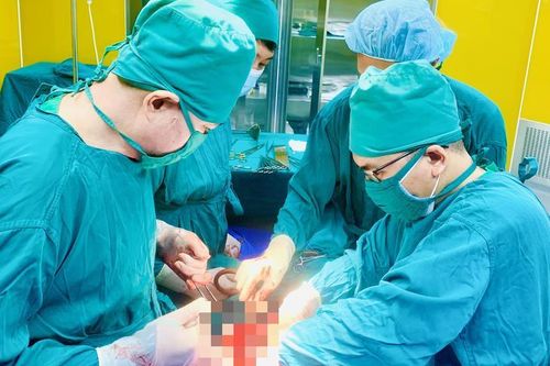 'Cân não' cứu nam thanh niên ngã từ độ cao 7 mét