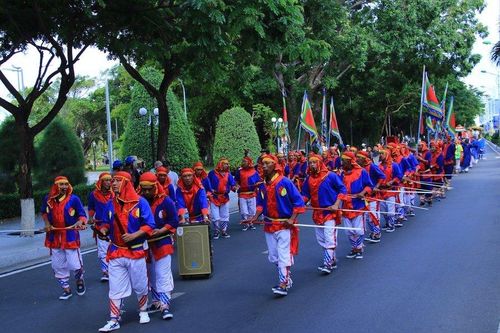 Rộn ràng không khí tái hiện Lễ hội Cầu Ngư bên bờ biển vịnh Nha Trang
