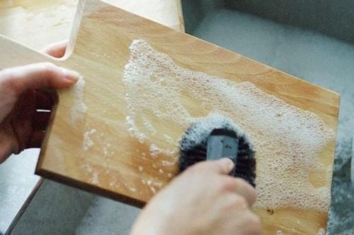 Cách làm sạch thớt gỗ để tránh rước bệnh vào người