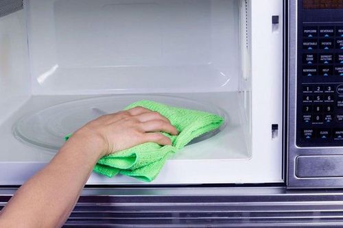 Lau lò vi sóng đừng chỉ dùng nước lã, thêm thứ này mới sạch, khử mùi thức ăn, vi khuẩn