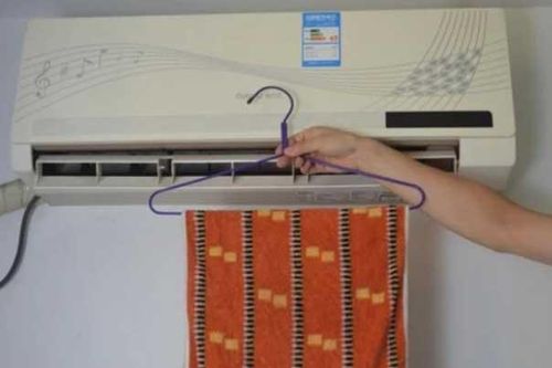 Treo khăn ướt trong phòng điều hòa có tác dụng gì?