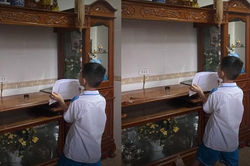 Vừa nhận giấy khen ở trường trở về, bé trai nhìn lên di ảnh bố nói một câu khiến ai cũng xúc động