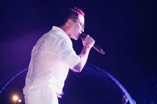 Tuấn Hưng 'hát cuồng say' trong đêm nhạc 'Love in the Bay'