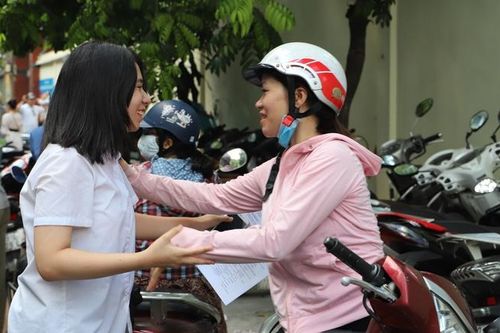 Thi vào 10 Hà Nội: Phụ huynh 'chi đậm' cho 'chặng đường về đích' của con
