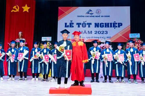 Trường Cao đẳng Nghề An Giang trao bằng tốt nghiệp cho trên 270 học sinh, sinh viên