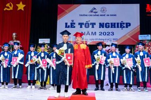 Trường Cao đẳng Nghề An Giang trao bằng tốt nghiệp cho trên 270 học sinh, sinh viên