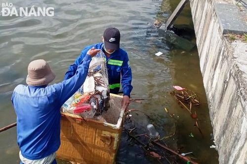 Tiếp tục làm sạch đường phố, sông Hàn sau đêm pháo hoa