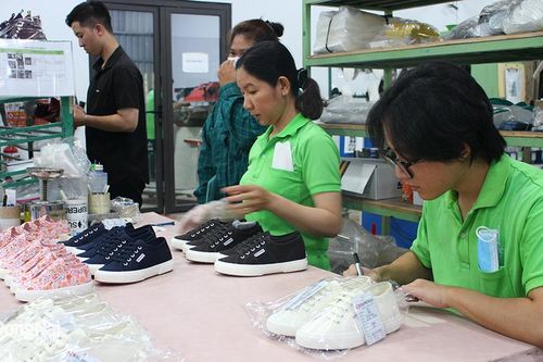 Ngành giày dép tìm cách vượt khó