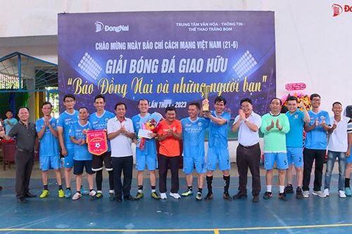 Sôi nổi giải bóng đá 'Báo Đồng Nai và những người bạn'