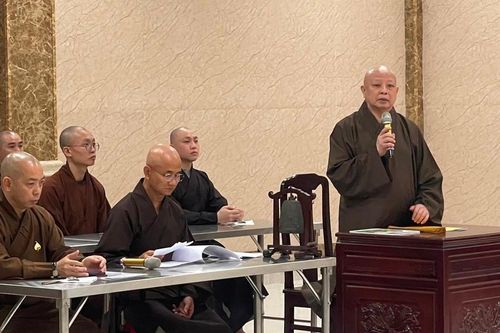 Hòa thượng Thích Lệ Trang họp chúng, kiểm tra công việc cho khóa An cư kiết hạ tại Việt Nam Quốc Tự