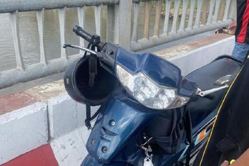 Bỏ xe máy trên cầu nhảy sông Vàm Cỏ Đông