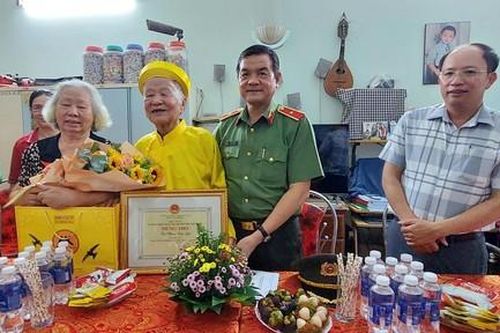 Thiếu tướng Lê Hồng Nam thăm, chúc thọ các cụ 90 tuổi tiêu biểu