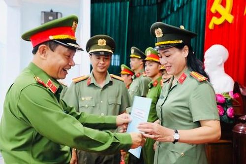 Trao quyết định thăng hàm, nâng lương cho CBCS là VĐV dự hội thi quân sự, võ thuật CAND