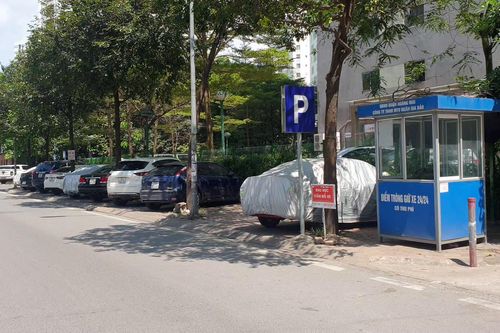 Vỉa hè bị 'cướp ngày, cướp đêm' thành bãi trông giữ ô tô ở Hà Nội