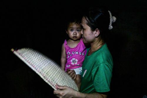 Mất điện, dân ngoại thành Hà Nội chịu cảnh thiêu đốt, vật vã từ ngày đến đêm