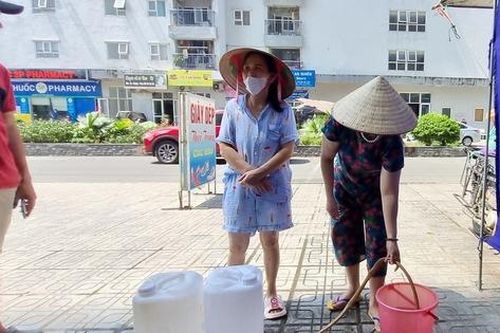 Nước sinh hoạt bất ngờ bị cắt, người dân lỉnh kỉnh xô chậu đi xin nước