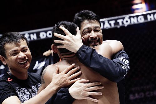Học trò Johnny Trí Nguyễn bảo vệ thành công đai vô địch MMA Việt Nam
