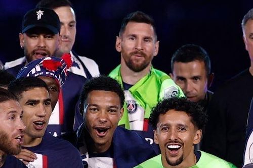 Biểu cảm của Messi trong lễ nâng cúp cùng PSG