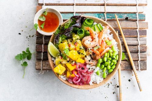 Làm poke bowl thưởng thức cuối tuần