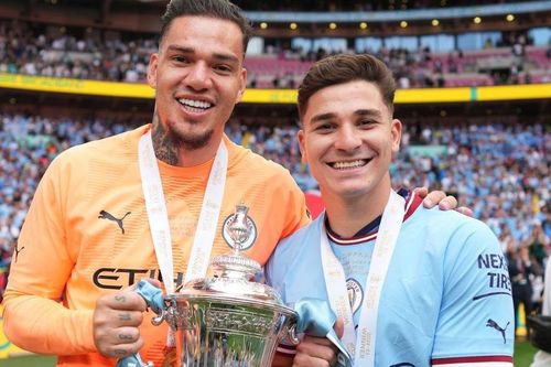 Julian Alvarez ngại ngùng khi ăn mừng chức vô địch FA Cup