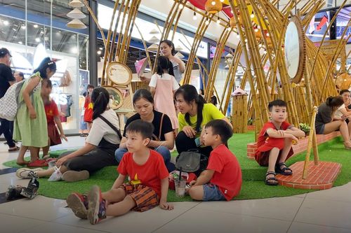 Người dân vào trung tâm thương mại, ra bờ sông cắm trại trốn nóng