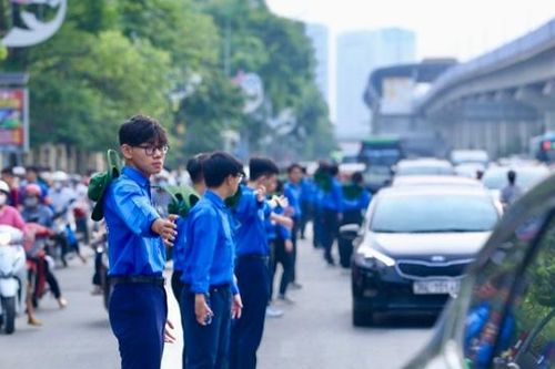 Áo xanh căng mình phân làn giao thông giúp phụ huynh đưa sĩ tử đi thi