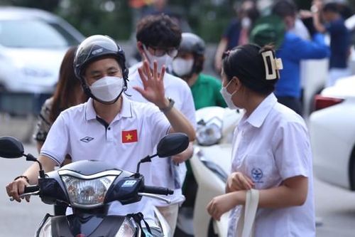 Hàng nghìn phụ huynh 'tháp tùng' con đi thi chuyên THPT