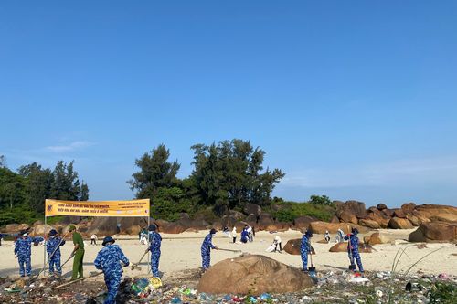 Quảng Ngãi: Thu gom hàng tấn rác làm sạch bãi biển, danh thắng